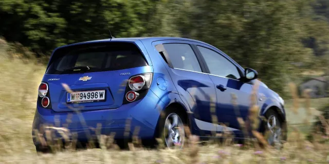 Chevrolet Aveo hatchback — фото 10