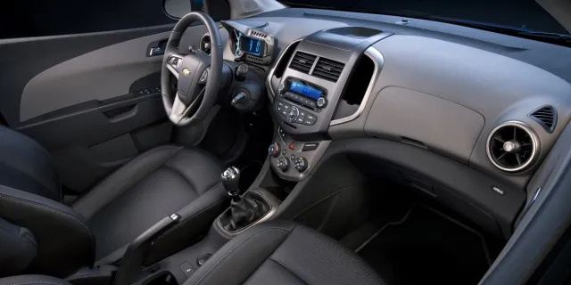 Chevrolet Aveo hatchback — фото 13
