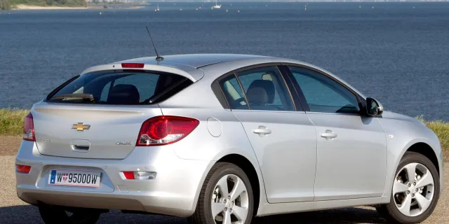Chevrolet Cruze hatchback — фото 11