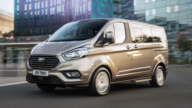 Ford Tourneo Custom — фото 1