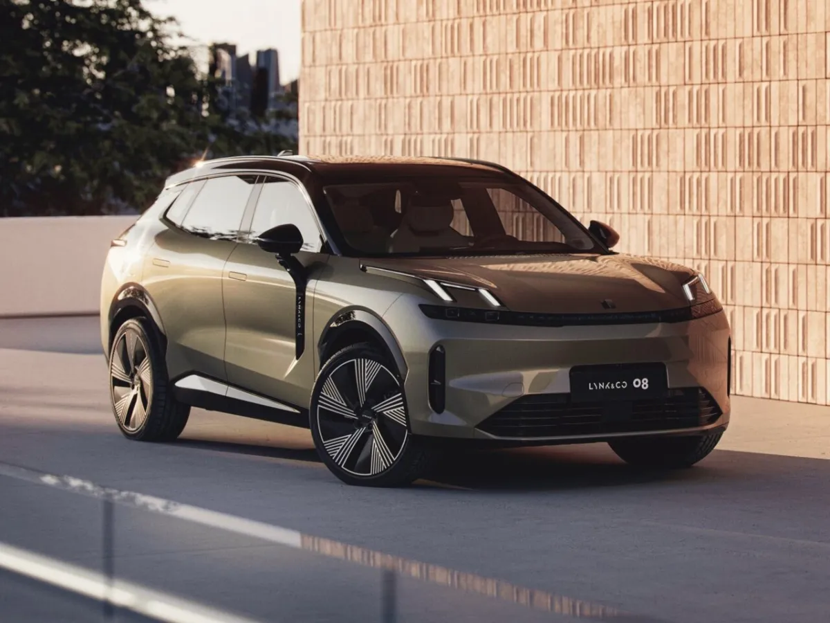 Новый Lynk & Co 08