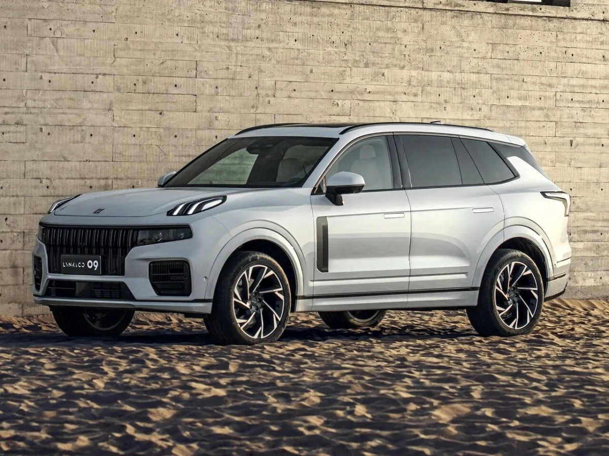 Новый Lynk & Co 09