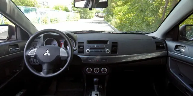 Mitsubishi Lancer — фото 10