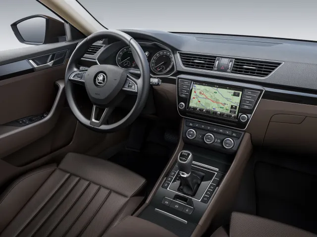 Skoda Superb — фото 7