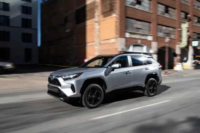 Toyota RAV4 — фото 7