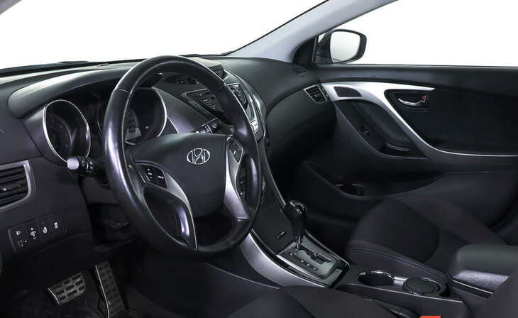 Hyundai Elantra - Фото 10