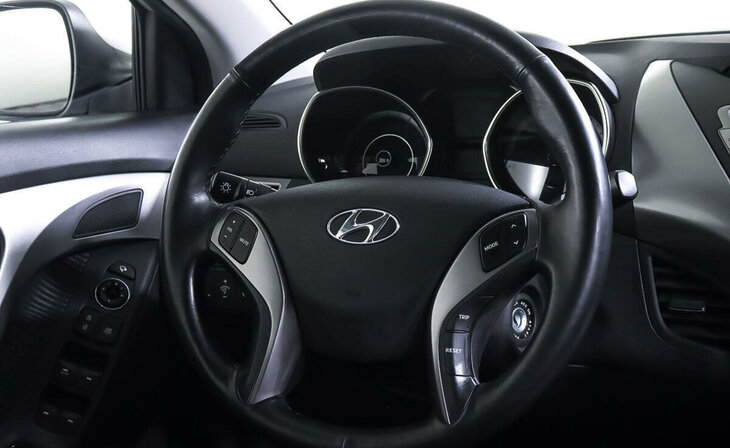 Hyundai Elantra - Фото 11