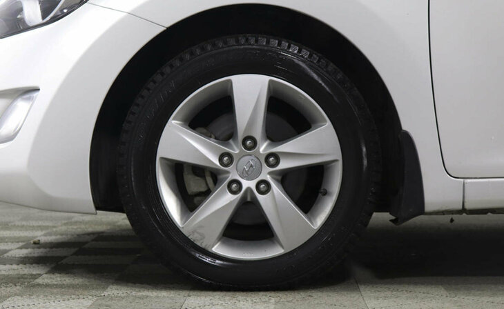 Hyundai Elantra - Фото 5