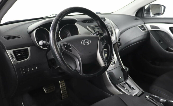 Hyundai Elantra - Фото 8