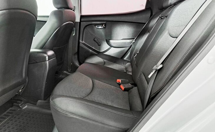 Hyundai Elantra - Фото 10