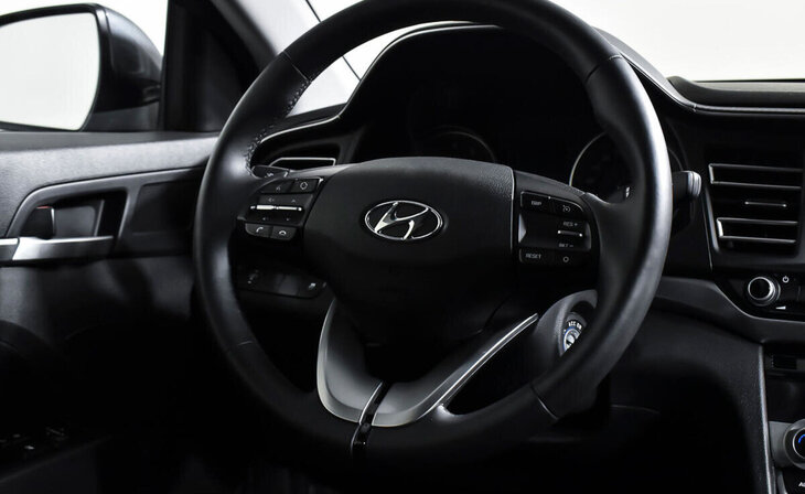 Hyundai Elantra - Фото 10