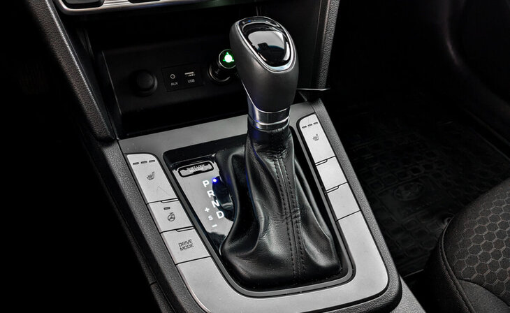 Hyundai Elantra - Фото 18