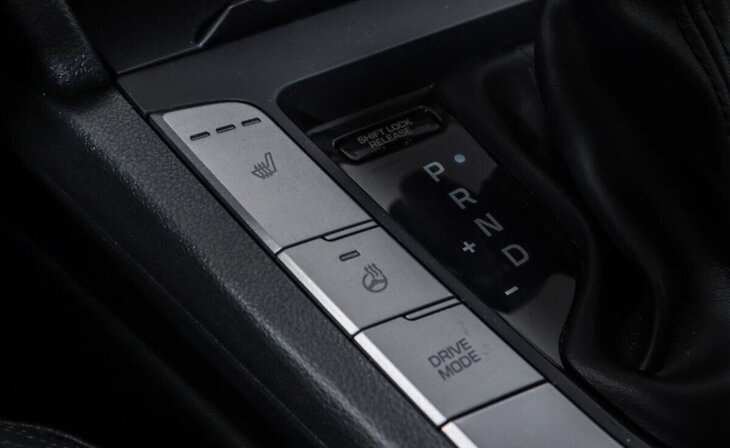 Hyundai Elantra - Фото 10