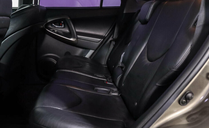 Toyota RAV4 - Фото 12