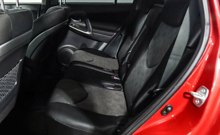 Toyota RAV4 - Фото 11