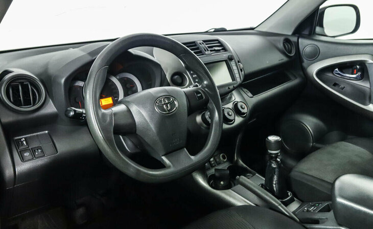 Toyota RAV4 - Фото 8