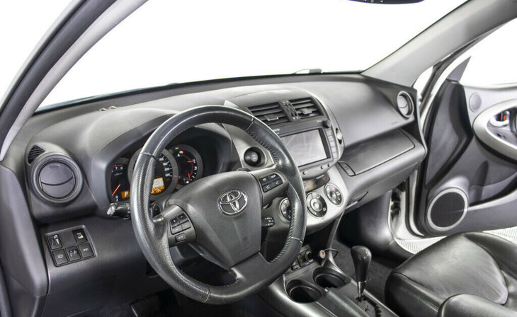 Toyota RAV4 - Фото 8