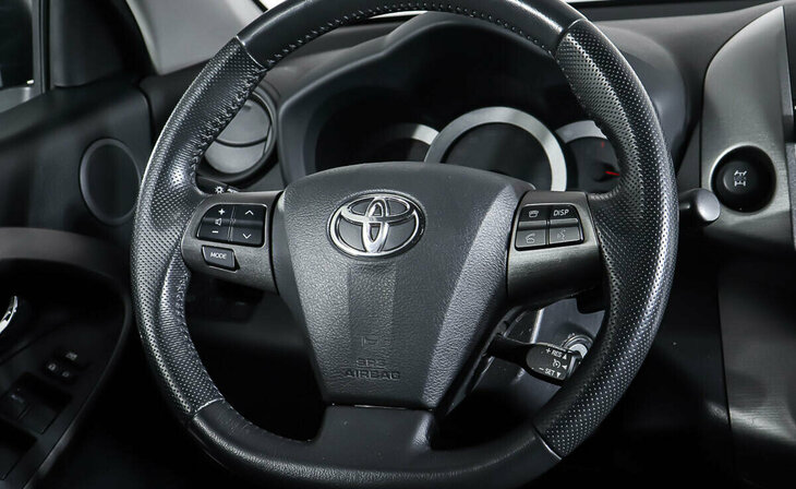 Toyota RAV4 - Фото 10