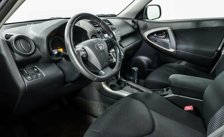 Toyota RAV4 - Фото 5