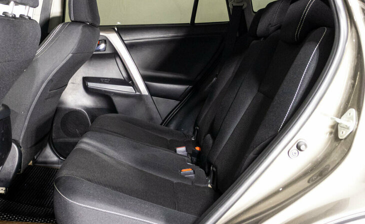 Toyota RAV4 - Фото 11