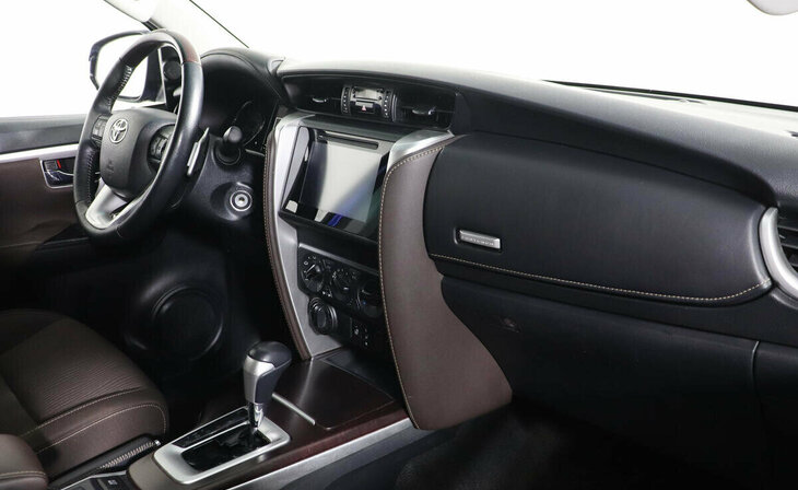 Toyota Fortuner - Фото 4