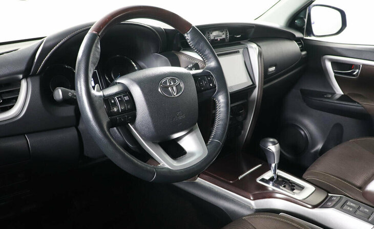 Toyota Fortuner - Фото 6