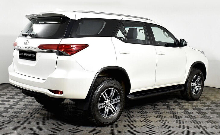 Toyota Fortuner - Фото 2