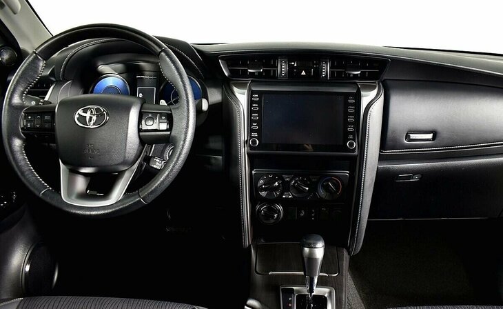 Toyota Fortuner - Фото 7