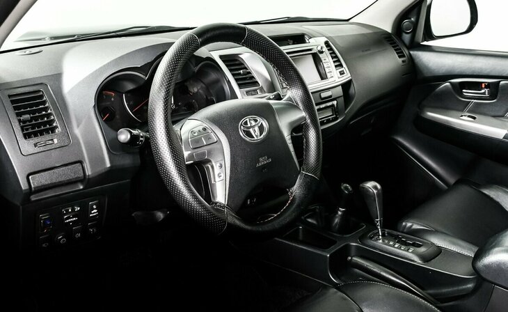 Toyota Hilux - Фото 6