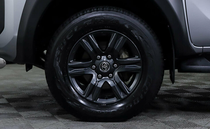 Toyota Hilux - Фото 8