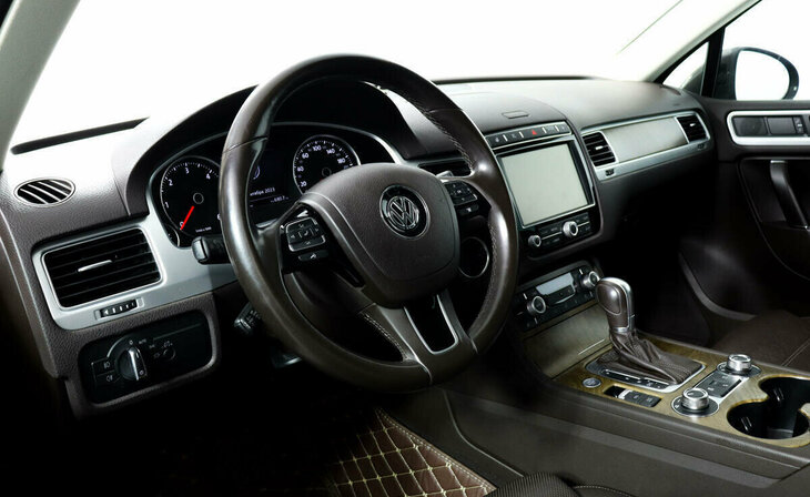 Volkswagen Touareg - Фото 8