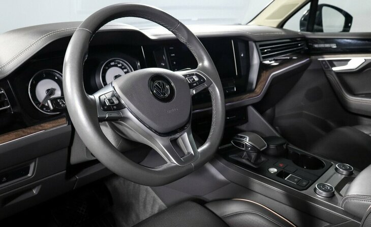 Volkswagen Touareg - Фото 6
