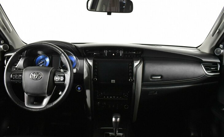 Toyota Fortuner - Фото 9