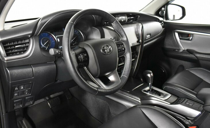 Toyota Fortuner - Фото 8