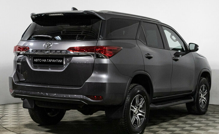 Toyota Fortuner - Фото 2