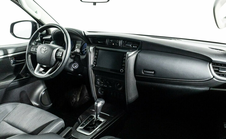 Toyota Fortuner - Фото 4