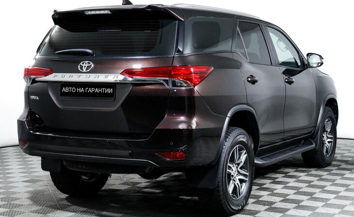Toyota Fortuner - Фото 2