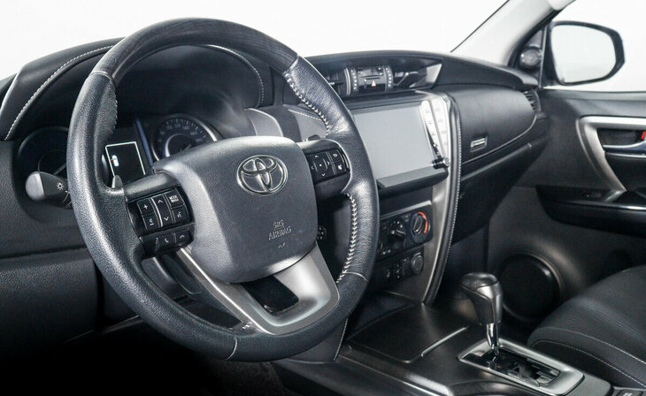 Toyota Fortuner - Фото 8