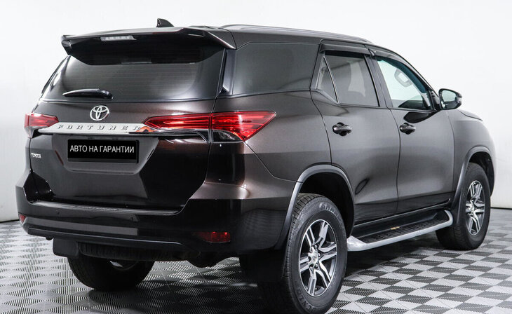 Toyota Fortuner - Фото 2