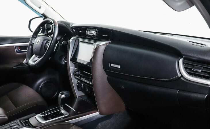 Toyota Fortuner - Фото 5