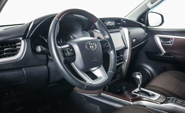 Toyota Fortuner - Фото 6