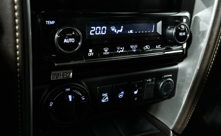 Toyota Fortuner - Фото 10