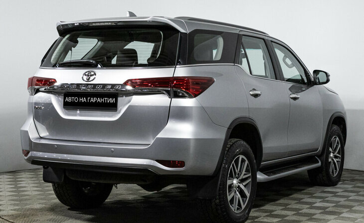 Toyota Fortuner - Фото 2