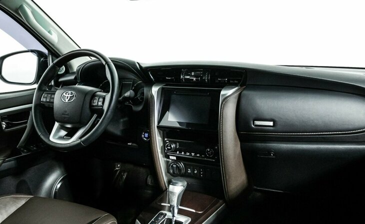 Toyota Fortuner - Фото 4