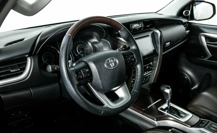 Toyota Fortuner - Фото 6