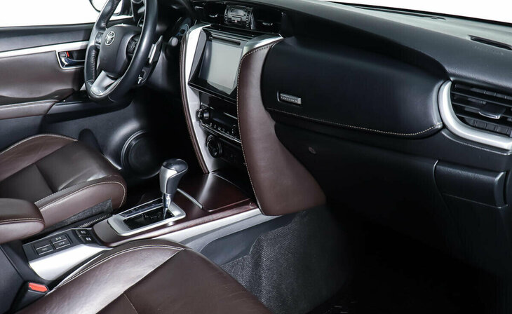 Toyota Fortuner - Фото 10