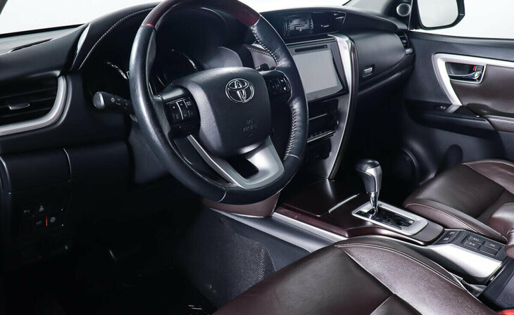 Toyota Fortuner - Фото 12
