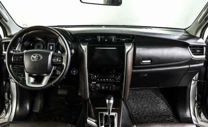 Toyota Fortuner - Фото 9