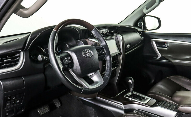 Toyota Fortuner - Фото 10