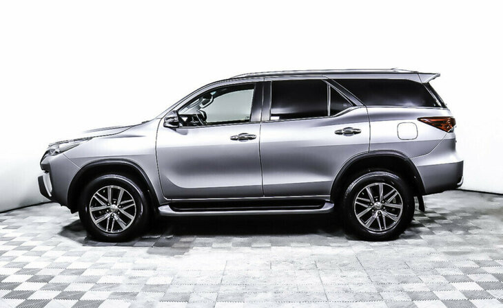 Toyota Fortuner - Фото 2